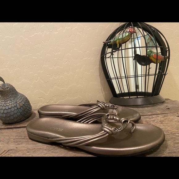 Chico’s metallic bronze thong sandals - Picture 5 of 7